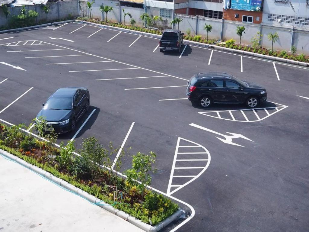 Sans Hotel Ratchaburi Bagian luar foto