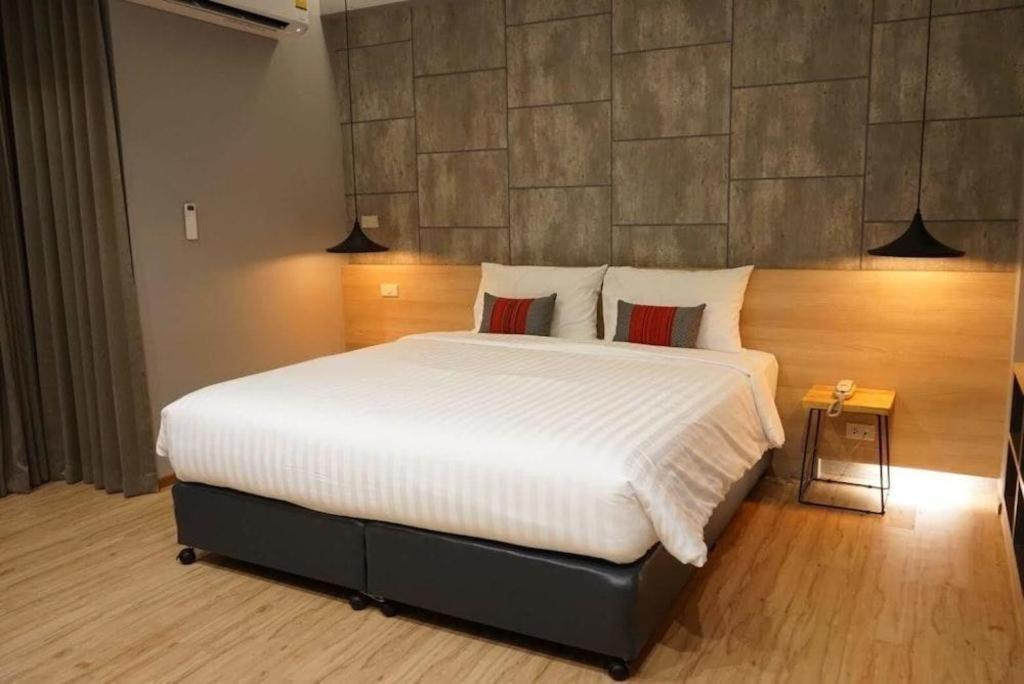 Sans Hotel Ratchaburi Bagian luar foto
