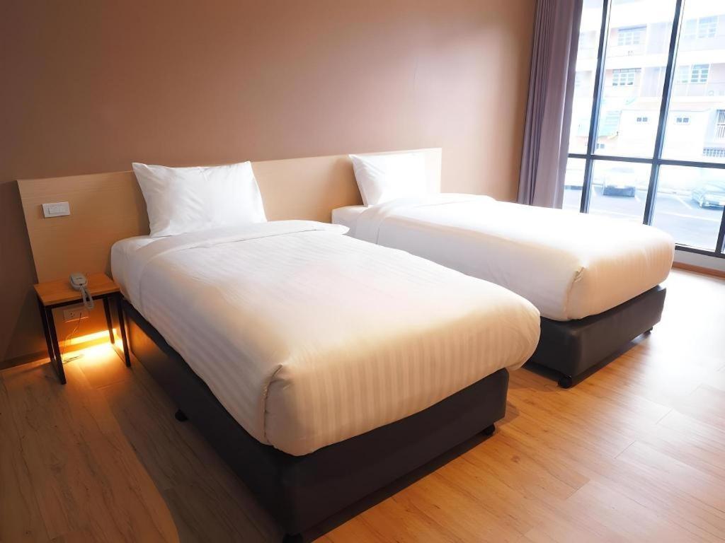 Sans Hotel Ratchaburi Bagian luar foto