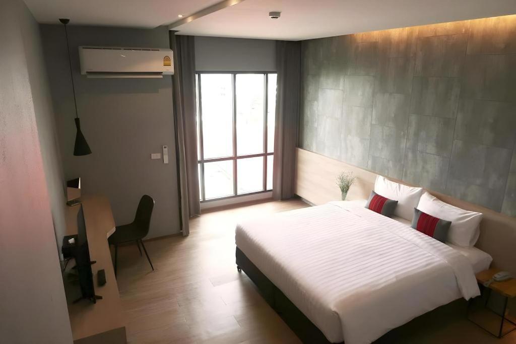 Sans Hotel Ratchaburi Bagian luar foto