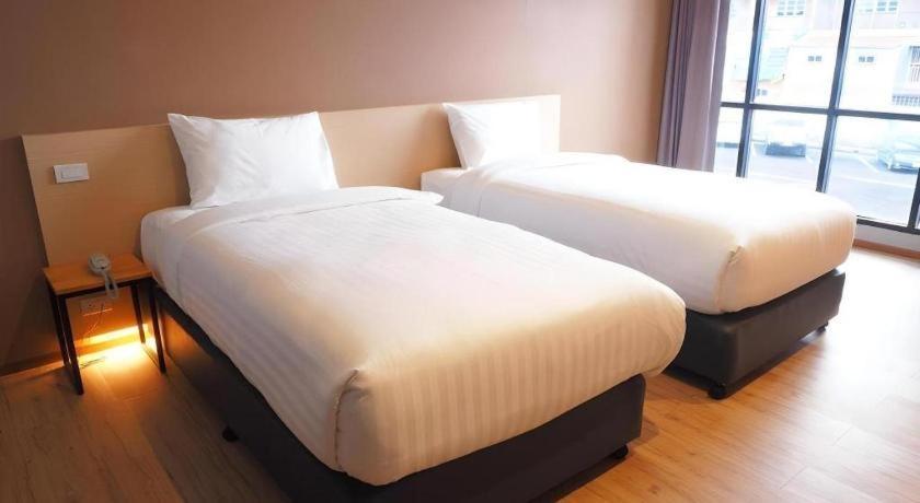 Sans Hotel Ratchaburi Bagian luar foto